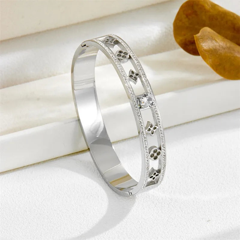 Elegant Four-Leaf Flower 18K Gold Plated Rhinestones Bangle
